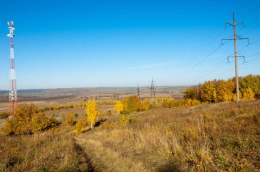 Sonbahar manzara, telefon aktarma Kulesi. sabit bir süre için bir kaldırma veya görev yapan ve benzer bir grup tarafından değiştirilir. Telekomünikasyon kule ilerleme sonbahar antenle