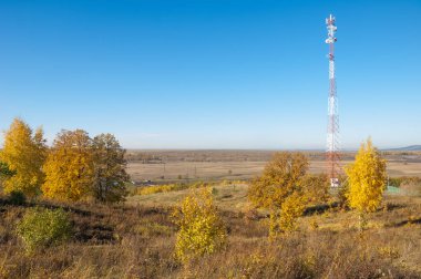 Sonbahar manzara, telefon aktarma Kulesi. sabit bir süre için bir kaldırma veya görev yapan ve benzer bir grup tarafından değiştirilir. Telekomünikasyon kule ilerleme sonbahar antenle