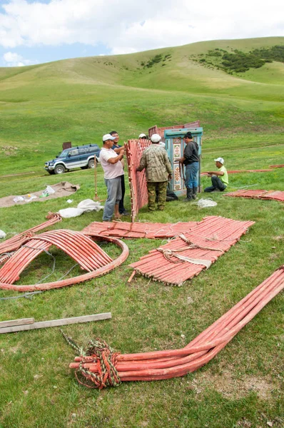 Kazakistan Temmuz 2014 yılında yurt inşaatı. dairesel bir çadır keçe ya da Moğolistan, Kazakistan ve Türkiye'deki göçebeler tarafından kullanılan bir açılır kapanır çerçeve üzerinde skins.