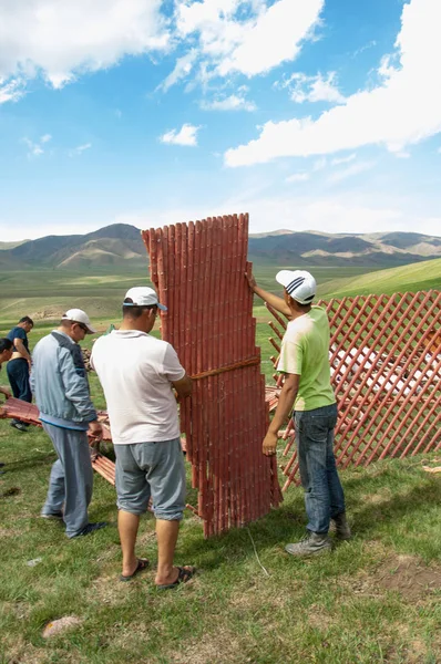 Kazakistan Temmuz 2014 yılında yurt inşaatı. dairesel bir çadır keçe ya da Moğolistan, Kazakistan ve Türkiye'deki göçebeler tarafından kullanılan bir açılır kapanır çerçeve üzerinde skins.