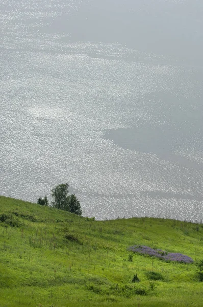 Yaz nehir. Yüksek Rock. Mavi gökyüzü. güzel sahne
