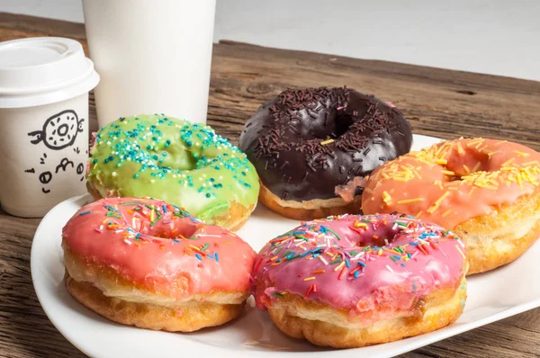 halka, hamur-çocuk, sinker, israf. genellikle bir top ya da halka şeklinde şekerli hamur küçük kızarmış kek.