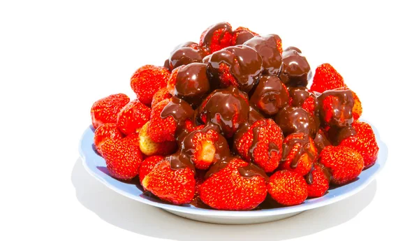 Καλυμμένες Σοκολάτα Φράουλες Σοκολάτα Φράουλες Βουτηγμένες Στο Μπαρ Επιδόρπιο — Φωτογραφία Αρχείου