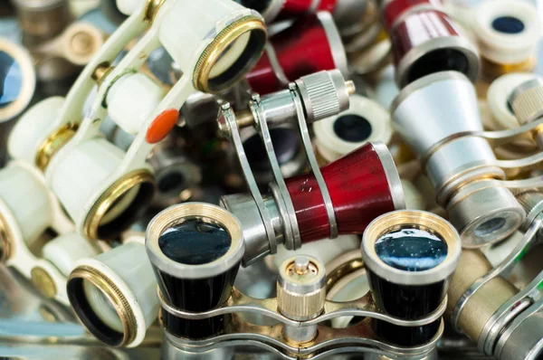 Opera gözlük. opera veya tiyatro kullanmak için küçük dürbün.