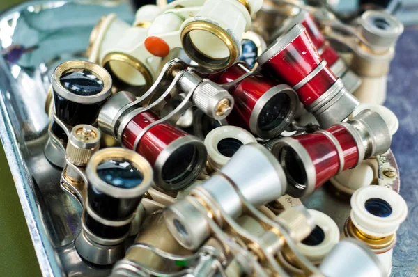 Opera gözlük. opera veya tiyatro kullanmak için küçük dürbün.