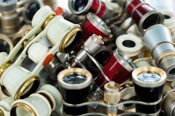 Opera gözlük. opera veya tiyatro kullanmak için küçük dürbün.