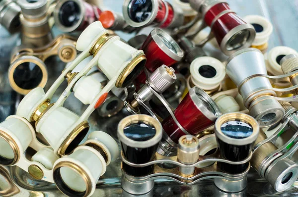 Opera gözlük. opera veya tiyatro kullanmak için küçük dürbün.