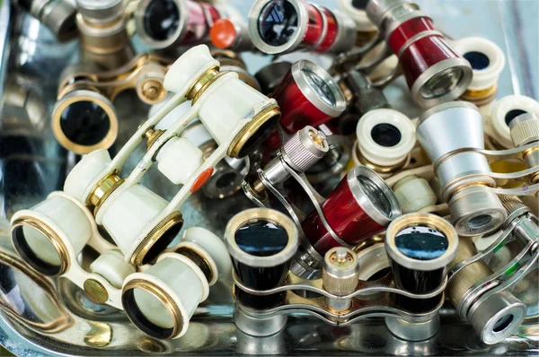 Opera gözlük. opera veya tiyatro kullanmak için küçük dürbün.