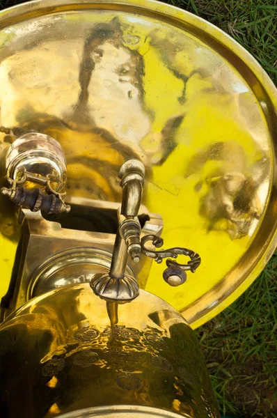 Bakır semaver. Metal cihazın içinde bir fırın ile kaynar su doldurur kömürlerin.