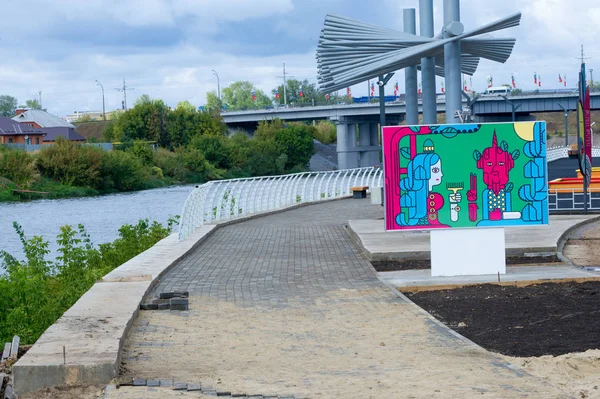 20, 07.2016 Naberezhnye Chelny. Rusya. Baywalk. Beach, müstahkem duvar, taş, ahşap ve benzeri. N. ve bu Sahili boyunca sokakta.