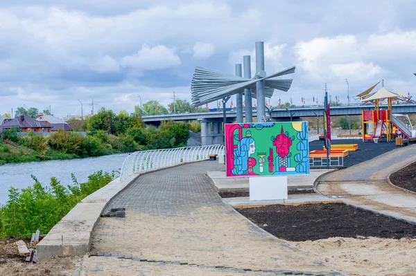 20, 07.2016 Naberezhnye Chelny. Rusya. Baywalk. Beach, müstahkem duvar, taş, ahşap ve benzeri. N. ve bu Sahili boyunca sokakta.