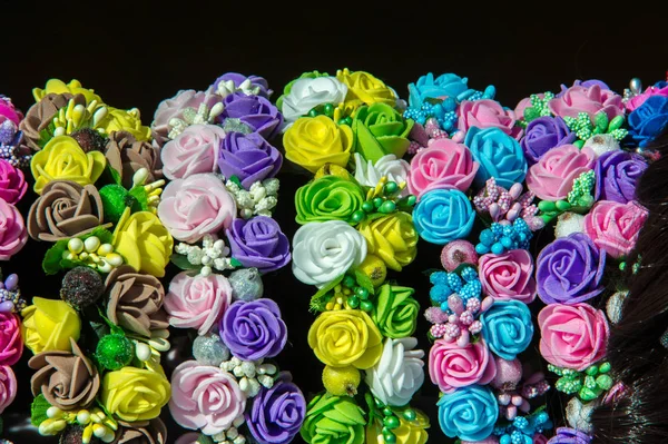 Bayan Takı ipek kumaştan yapılmış. Beyaz ve kırmızı güller. Güzel büyük güzel kokulu çiçekler ve kök ile bitki,