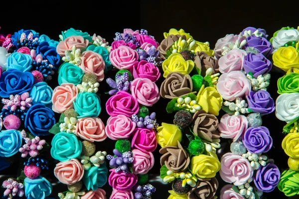 Bayan Takı ipek kumaştan yapılmış. Beyaz ve kırmızı güller. Güzel büyük güzel kokulu çiçekler ve kök ile bitki,