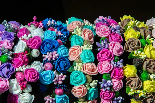 Bayan Takı ipek kumaştan yapılmış. Beyaz ve kırmızı güller. Güzel büyük güzel kokulu çiçekler ve kök ile bitki,