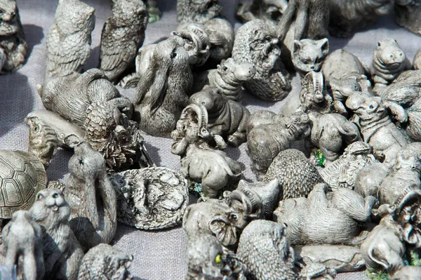 Doku, arka plan, desen. Kil oyuncaklar, küçük hayvanlar birlikte çamurdan Arnavut kaldırımlı