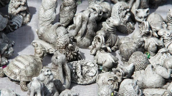 Doku, arka plan, desen. Kil oyuncaklar, küçük hayvanlar birlikte çamurdan Arnavut kaldırımlı