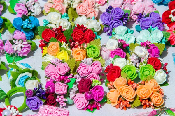 Bayan Takı ipek kumaştan yapılmış. Beyaz ve kırmızı güller. Güzel büyük güzel kokulu çiçekler ve kök ile bitki,