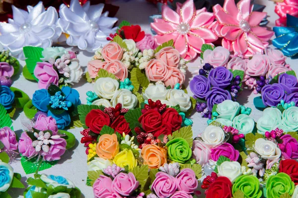 Bayan Takı ipek kumaştan yapılmış. Beyaz ve kırmızı güller. Güzel büyük güzel kokulu çiçekler ve kök ile bitki,