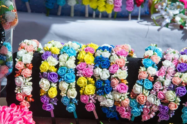 Bayan Takı ipek kumaştan yapılmış. Beyaz ve kırmızı güller. Güzel büyük güzel kokulu çiçekler ve kök ile bitki,