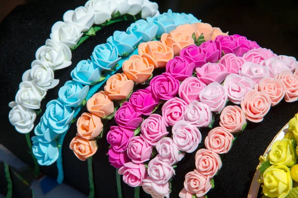 Bayan Takı ipek kumaştan yapılmış. Beyaz ve kırmızı güller. Güzel büyük güzel kokulu çiçekler ve kök ile bitki,