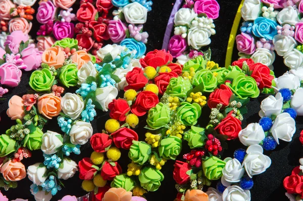 Bayan Takı ipek kumaştan yapılmış. Beyaz ve kırmızı güller. Güzel büyük güzel kokulu çiçekler ve kök ile bitki,