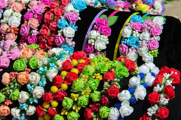 Bayan Takı ipek kumaştan yapılmış. Beyaz ve kırmızı güller. Güzel büyük güzel kokulu çiçekler ve kök ile bitki,