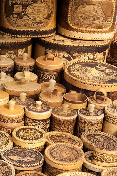 Huş ağacı kabuğu sepetleri. Bir sepet içinde bulunmakta. Tatlım, şeker, tuz. tutun veya genellikle baston veya tel örgü şeritler yapılan şeyler, gerçekleştirilmesi için bir Konteyner-Büro düzenlemeleri.