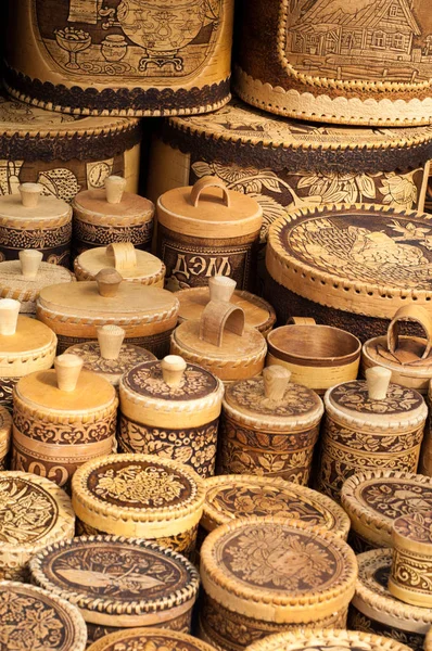 Huş ağacı kabuğu sepetleri. Bir sepet içinde bulunmakta. Tatlım, şeker, tuz. tutun veya genellikle baston veya tel örgü şeritler yapılan şeyler, gerçekleştirilmesi için bir Konteyner-Büro düzenlemeleri.