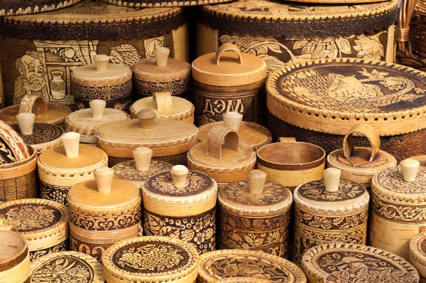 Huş ağacı kabuğu sepetleri. Bir sepet içinde bulunmakta. Tatlım, şeker, tuz. tutun veya genellikle baston veya tel örgü şeritler yapılan şeyler, gerçekleştirilmesi için bir Konteyner-Büro düzenlemeleri.