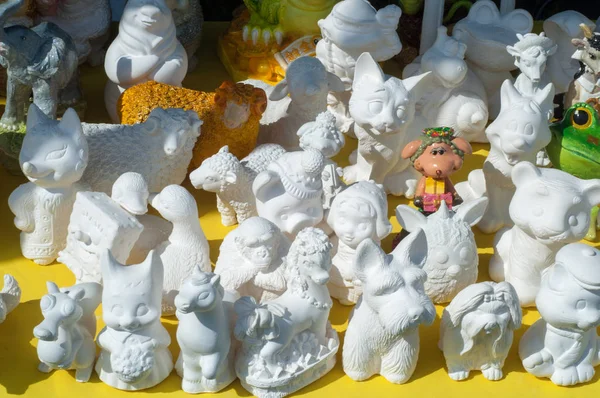Beyaz kil küçük heykeller. Döküm veya döküm tarafından sanat eserleri toplu oluşturma art of.