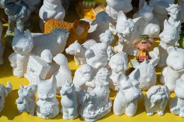 Beyaz kil küçük heykeller. Döküm veya döküm tarafından sanat eserleri toplu oluşturma art of.