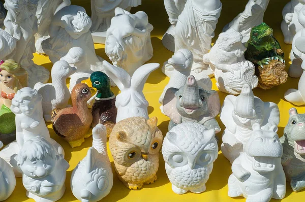 Beyaz kil küçük heykeller. Döküm veya döküm tarafından sanat eserleri toplu oluşturma art of.