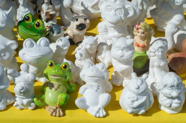 Beyaz kil küçük heykeller. Döküm veya döküm tarafından sanat eserleri toplu oluşturma art of.