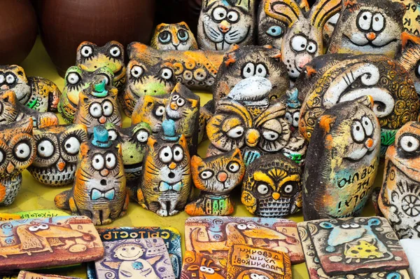 Kil oynak oyuncak. Yazılı oyuncaklar. Kızlar erkekten daha vardır. Aşk olamaz.