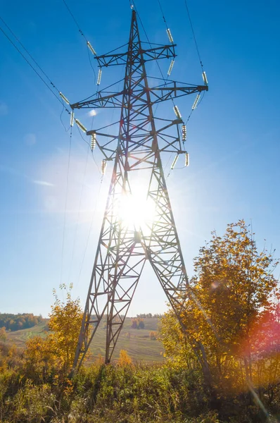 Sonbahar sahneleri. Energo. Yeşil enerji, enerji santrali, yakın yüksek voltajlı güç hatları kavramı. Güç Dağıtım İstasyonu. yüksek voltajlı elektrik iletim bir pilon siluet kulenin.