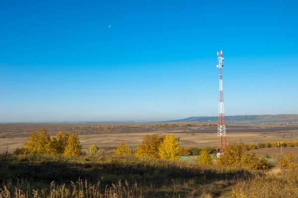 Sonbahar manzara, telefon aktarma Kulesi. sabit bir süre için bir kaldırma veya görev yapan ve benzer bir grup tarafından değiştirilir. Telekomünikasyon kule ilerleme sonbahar antenle
