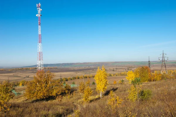 Sonbahar manzara, telefon aktarma Kulesi. sabit bir süre için bir kaldırma veya görev yapan ve benzer bir grup tarafından değiştirilir. Telekomünikasyon kule ilerleme sonbahar antenle