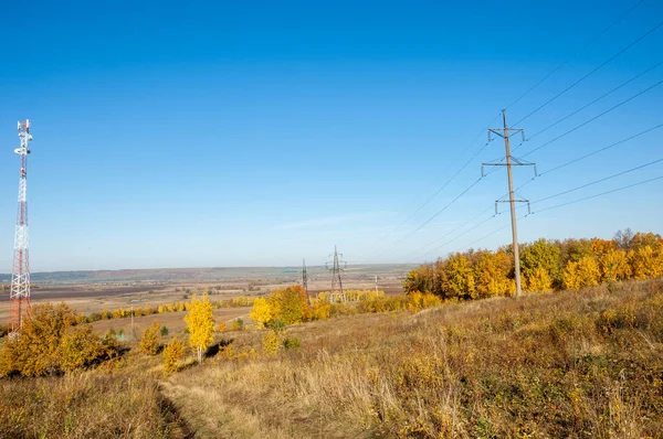 Sonbahar manzara, telefon aktarma Kulesi. sabit bir süre için bir kaldırma veya görev yapan ve benzer bir grup tarafından değiştirilir. Telekomünikasyon kule ilerleme sonbahar antenle