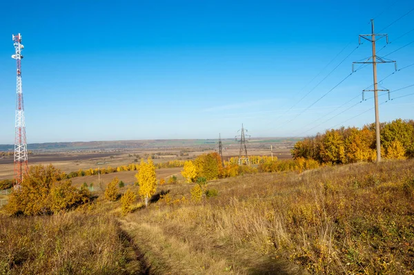Sonbahar manzara, telefon aktarma Kulesi. sabit bir süre için bir kaldırma veya görev yapan ve benzer bir grup tarafından değiştirilir. Telekomünikasyon kule ilerleme sonbahar antenle