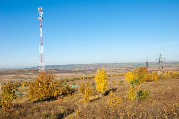 Sonbahar manzara, telefon aktarma Kulesi. sabit bir süre için bir kaldırma veya görev yapan ve benzer bir grup tarafından değiştirilir. Telekomünikasyon kule ilerleme sonbahar antenle