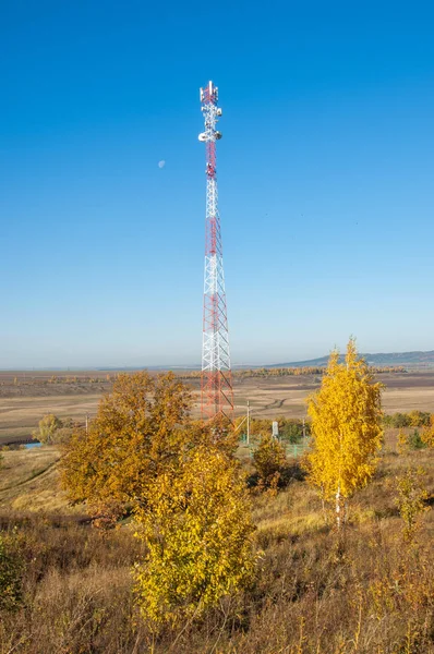 Sonbahar manzara, telefon aktarma Kulesi. sabit bir süre için bir kaldırma veya görev yapan ve benzer bir grup tarafından değiştirilir. Telekomünikasyon kule ilerleme sonbahar antenle