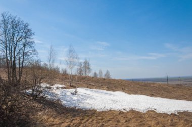 Bahar manzara. bahar alanında son kar. engebeli arazi. ağaçların yaprakları olmadan. ilk sıcak günleridir