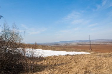 Bahar manzara. bahar alanında son kar. engebeli arazi. ağaçların yaprakları olmadan. ilk sıcak günleridir