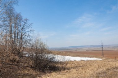 Bahar manzara. bahar alanında son kar. engebeli arazi. ağaçların yaprakları olmadan. ilk sıcak günleridir