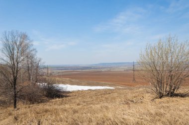 Bahar manzara. bahar alanında son kar. engebeli arazi. ağaçların yaprakları olmadan. ilk sıcak günleridir