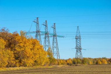Sonbahar sahneleri. Energo. Yeşil enerji, enerji santrali, yakın yüksek voltajlı güç hatları kavramı. Güç Dağıtım İstasyonu. yüksek voltajlı elektrik iletim bir pilon siluet kulenin.