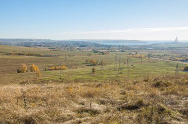 Sonbahar manzara. yüksek bir tepeden görüntüleyin. Uzaktan bir yerleşim yeridir. Güç hatları