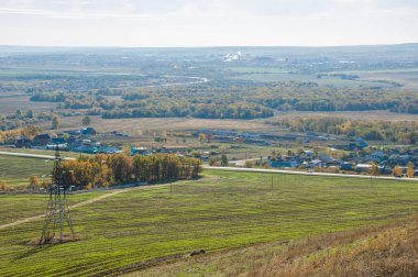 Sonbahar sahneleri. Energo. Yeşil enerji, enerji santrali, yakın yüksek voltajlı güç hatları kavramı. Güç Dağıtım İstasyonu. yüksek voltajlı elektrik iletim bir pilon siluet kulenin.