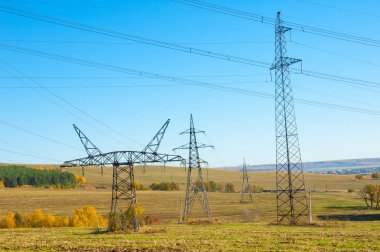 Sonbahar sahneleri. Energo. Yeşil enerji, enerji santrali, yakın yüksek voltajlı güç hatları kavramı. Güç Dağıtım İstasyonu. yüksek voltajlı elektrik iletim bir pilon siluet kulenin.