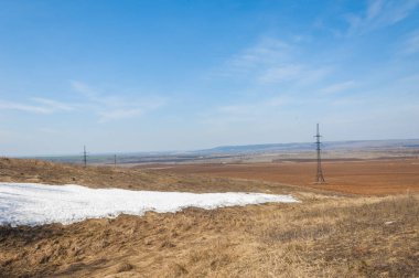 Bahar manzara. bahar alanında son kar. engebeli arazi. ağaçların yaprakları olmadan. ilk sıcak günleridir